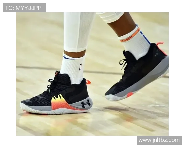 球星上脚新款战靴震撼登场引爆赛场关注度与热议 球星上脚新款战靴震撼登场引爆赛场关注度与热议