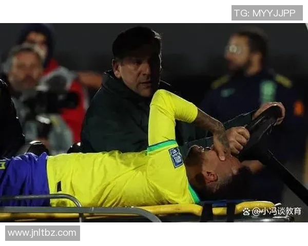 足球明星遭遇严重骨折意外伤势引发球迷广泛关注及讨论