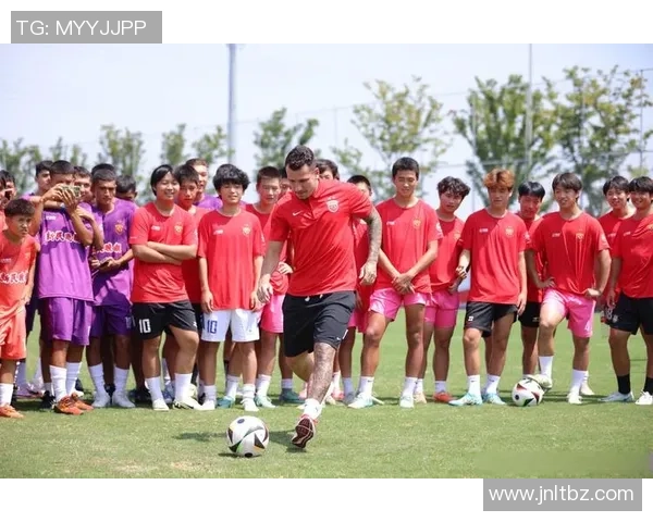 足球球星怒火中烧瞬间展现赛场激情与压力的极限反应 足球球星怒火中烧瞬间展现赛场激情与压力的极限反应