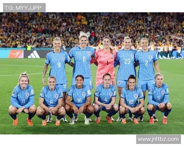 世界杯足球球星时尚穿搭解析展现场外魅力与个性风采 世界杯足球球星时尚穿搭解析展现场外魅力与个性风采