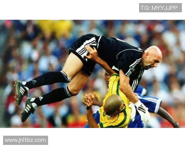 四号足球世界杯球星是谁揭秘盘点赛场传奇人物与经典瞬间 四号足球世界杯球星是谁揭秘盘点赛场传奇人物与经典瞬间